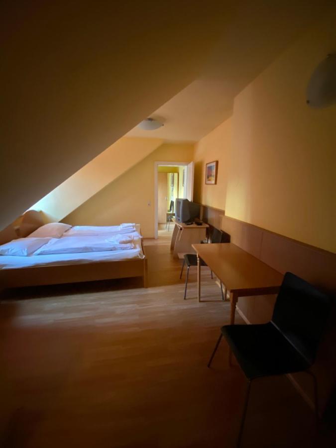 Appartement Pension 700M Zum Ring Vienna Exterior photo